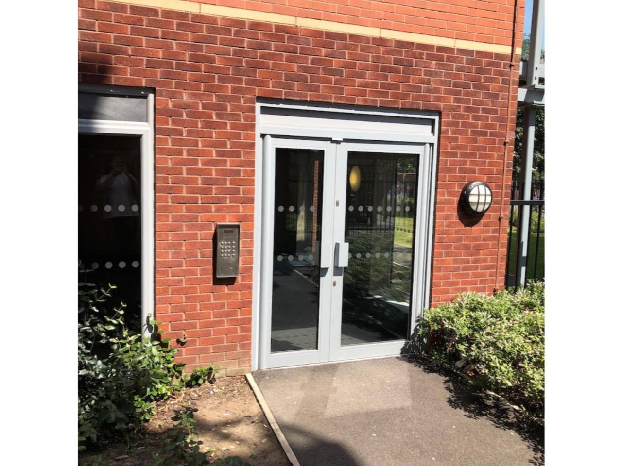 Large, Spacious And Modern Apt For 4 In Manchester Eksteriør billede